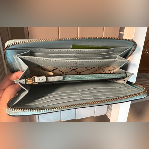 Kate Spade Zippie Wallet. - Picture 4 of 5